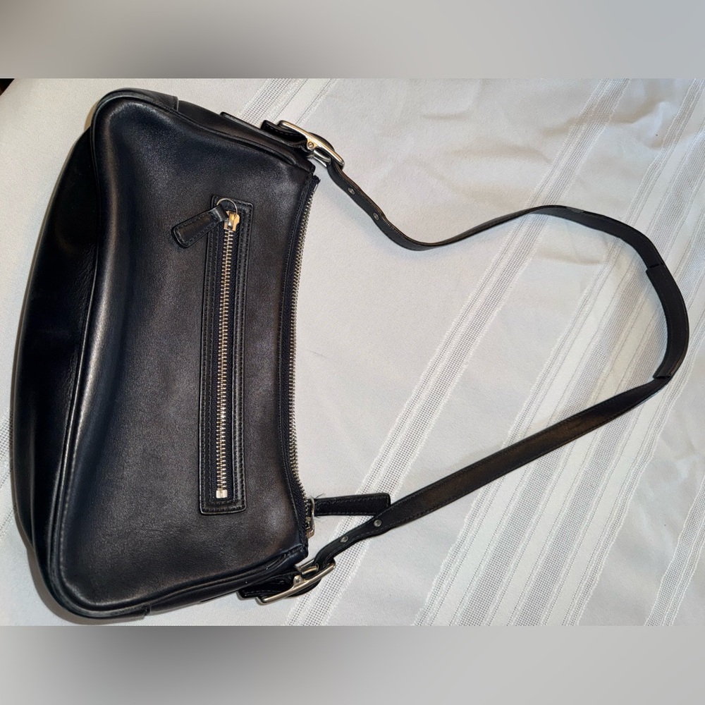 Coach black leather shoulder bag. L33-4447. Excellent condition.